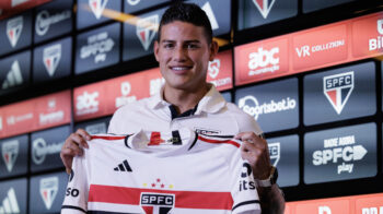 El colombiano James Rodríguez sostiene la camiseta del Sao Paulo, durante su presentación como nuevo jugador, el 1 de agosto de 2023.