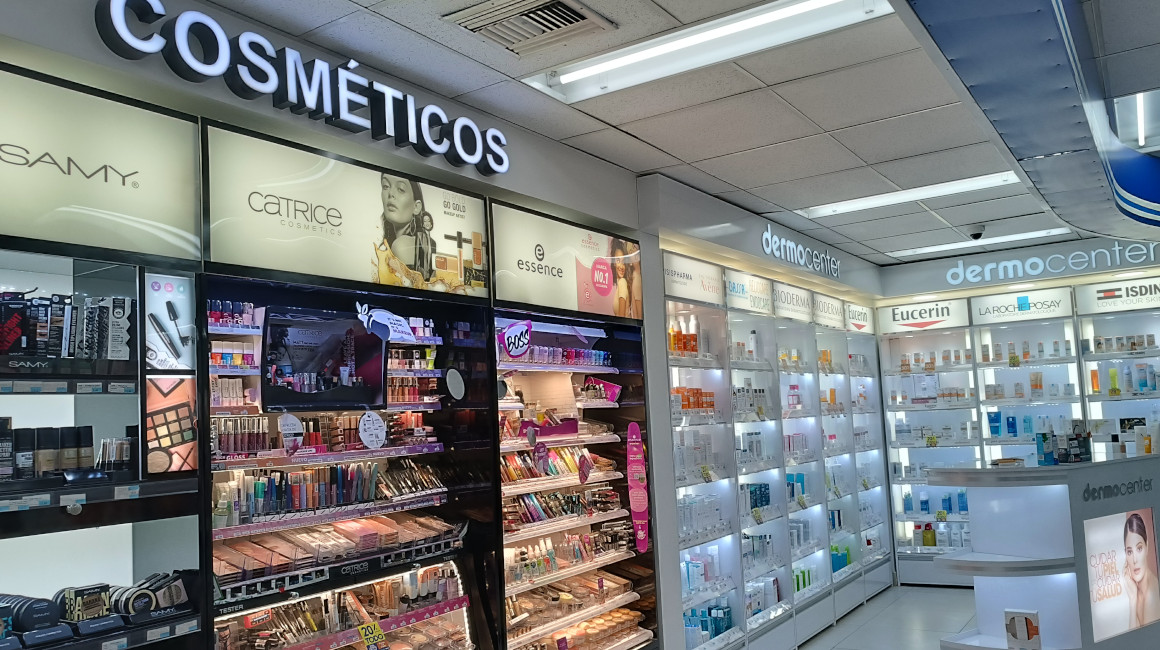 Área de cosméticos y productos dermatológicos en una farmacia, en Quito.