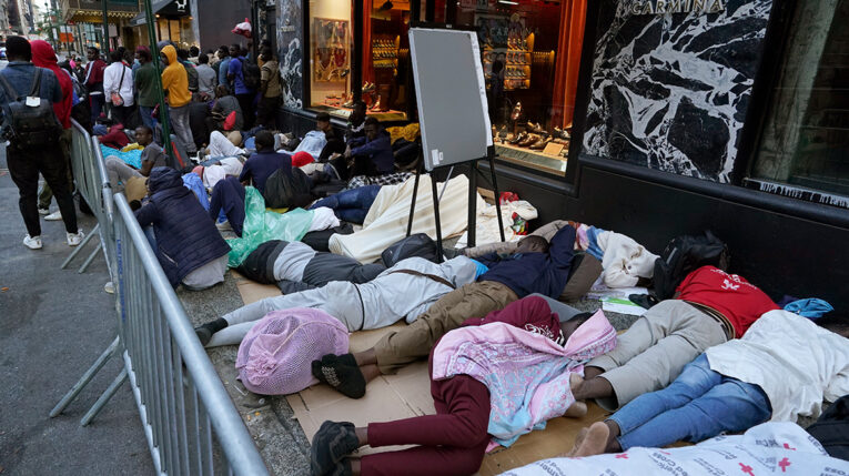 La dramática situación de los migrantes durmiendo en calles de Nueva York