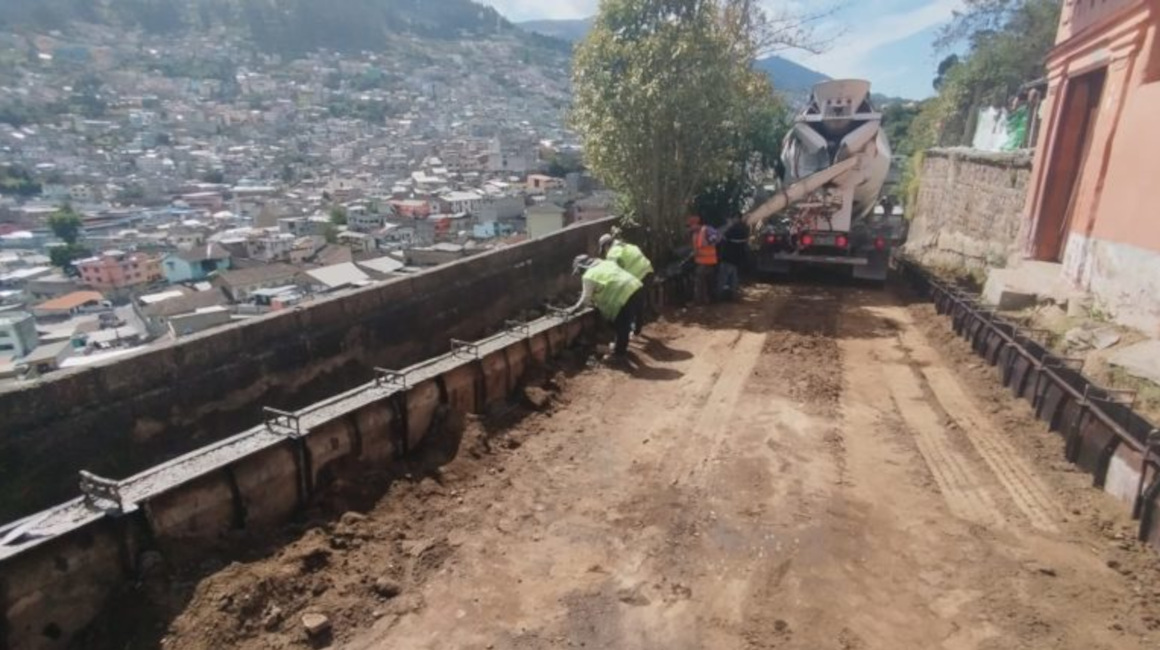 Trabajadores del Municipio de Quito realizan trabajos en el sector de El Panecillo, el 2 de agosto de 2023.