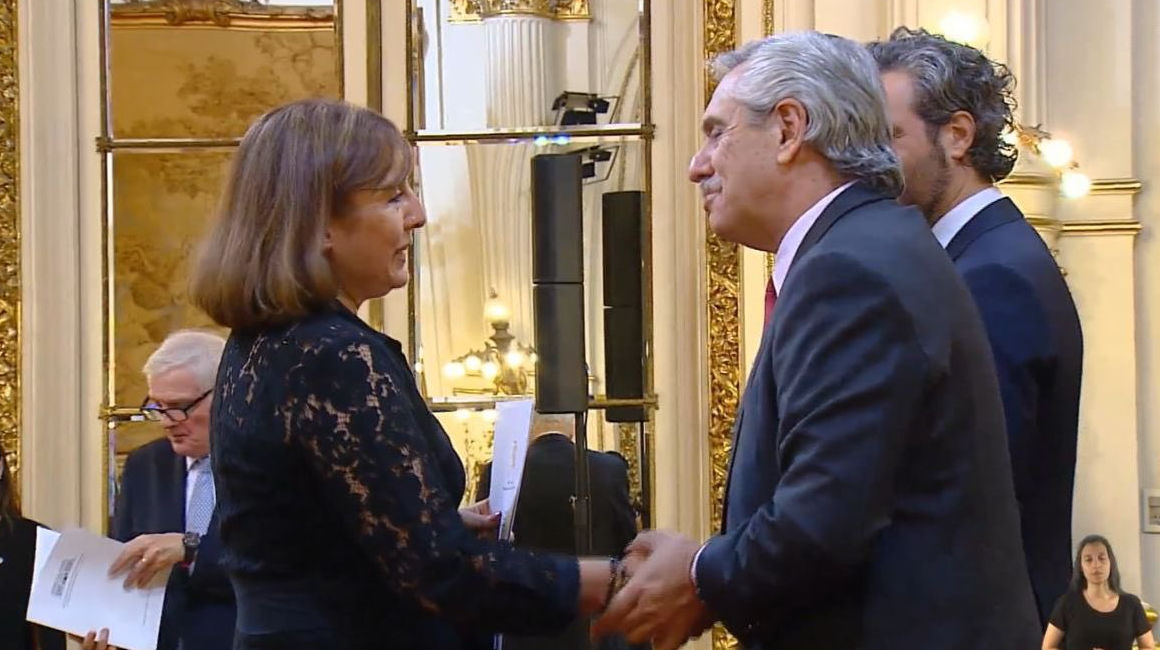 La embajadora de Ecuador en Argentina y el presidente Alberto Fernández, el 2 de agosto de 2023.