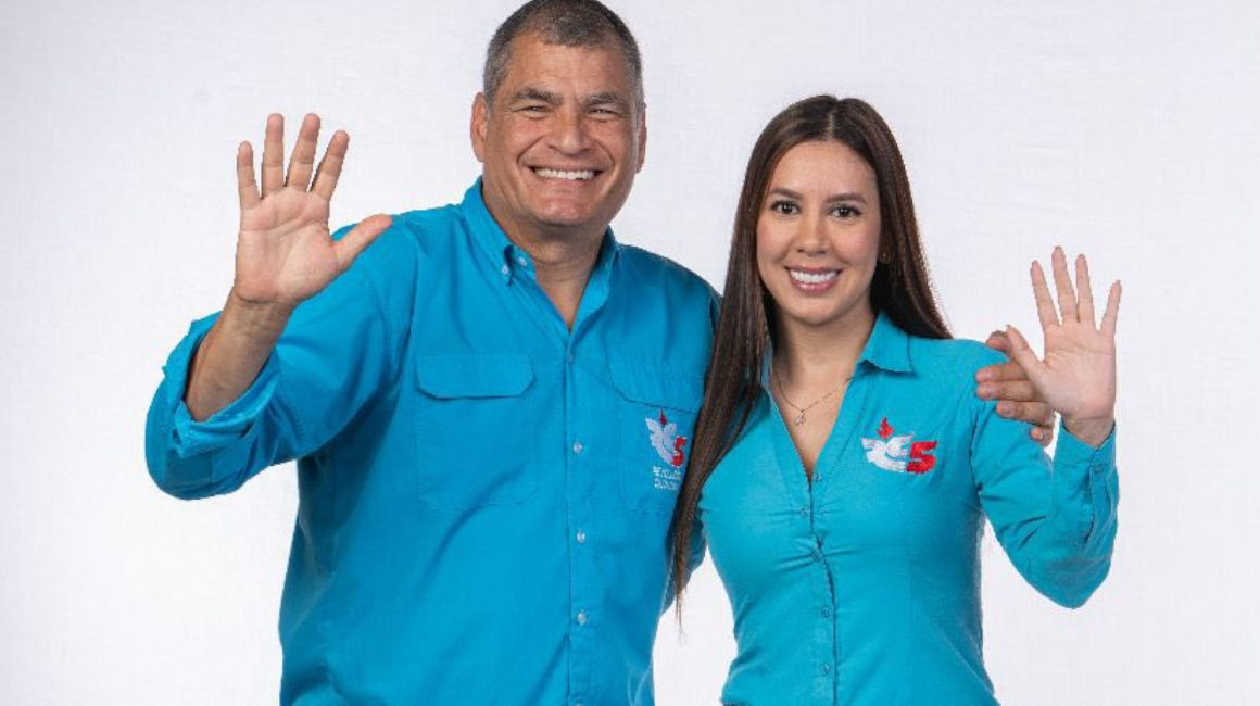 La candidata a la Asamblea, Raisa Vulgarín, y el expresidente Rafael Correa.