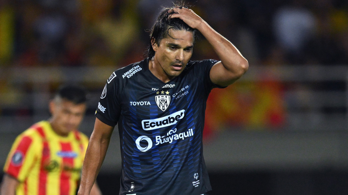Marcelo Moreno Martins se agarra la cabeza durante el partido ante Deportivo Pereira, el 2 de agosto de 2023.