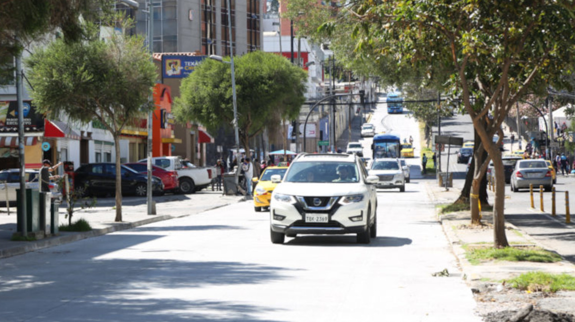 Vehículos circulan por la avenida Colón, en el norte de Quito, el 3 de agosto de 2023.