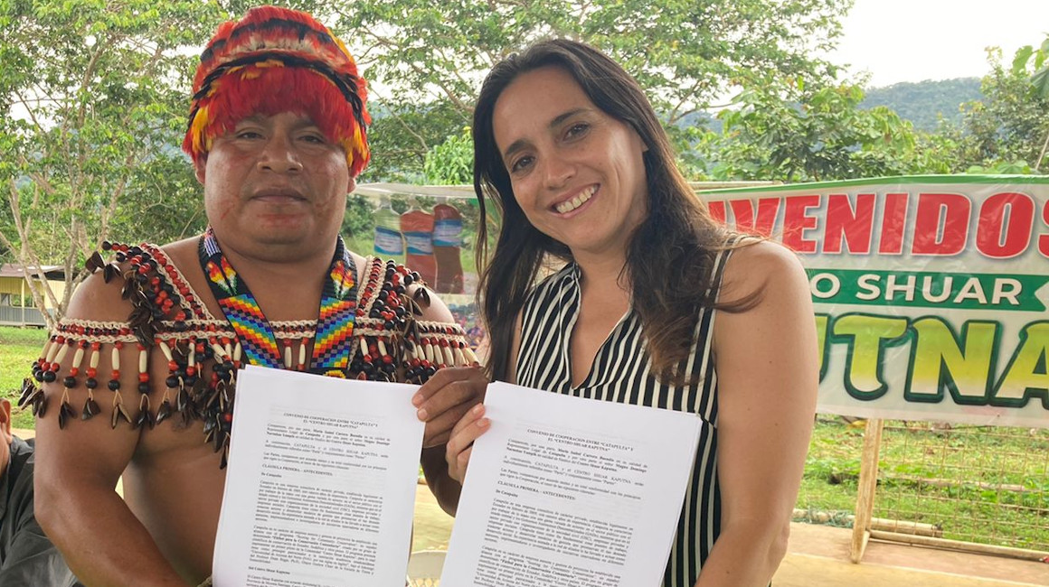 Uno de los líderes de la comunidad Shuar junto a la científica Yolanda Sánchez, tras la firma del proyecto "Fútbol para la conservación.