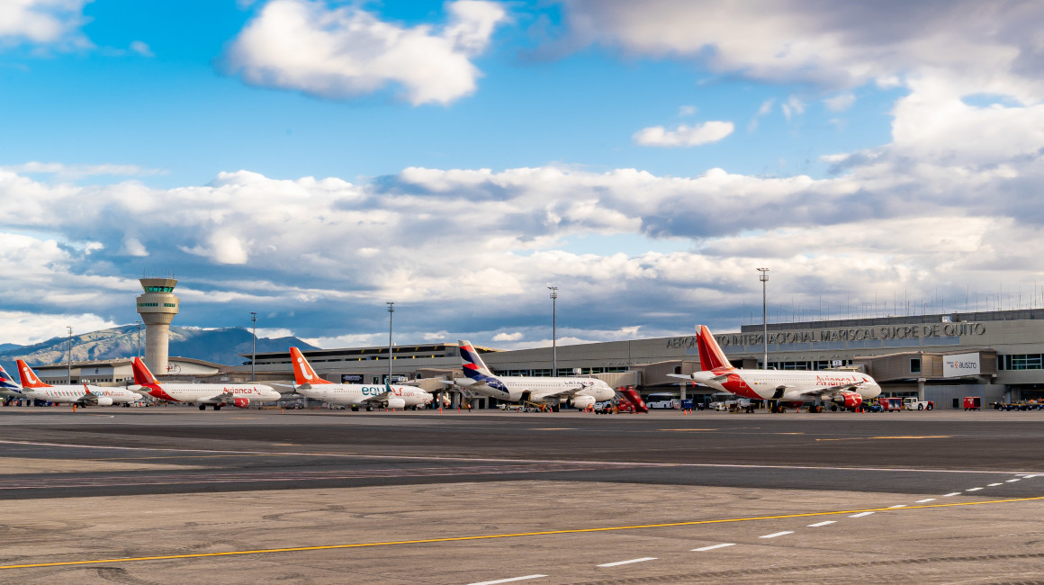 Aviones de aerolíneas que operan vuelos nacionales en la plataforma del Aeropuerto Mariscal Sucre de Quito.