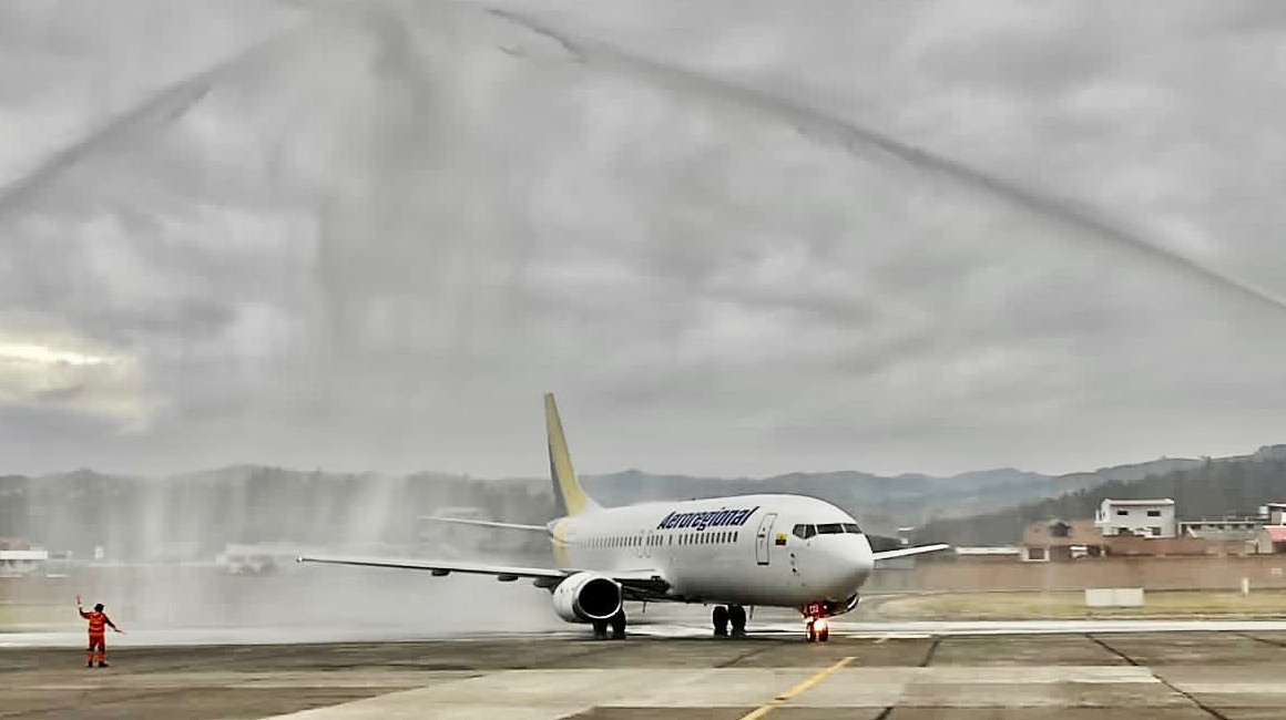 Arco de agua en el Aeropuerto Mariscal La Mar, de Cuenca, a la llegada del primer vuelo de Aeroregional, desde Quito, el 4 de agosto de 2023.