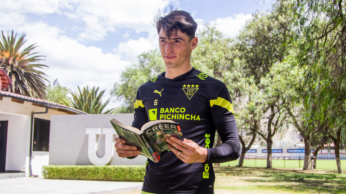 Facundo Rodríguez, jugador de Liga de Quito, sostiene un libro en el Complejo de Pomasqui, en julio de 2023.