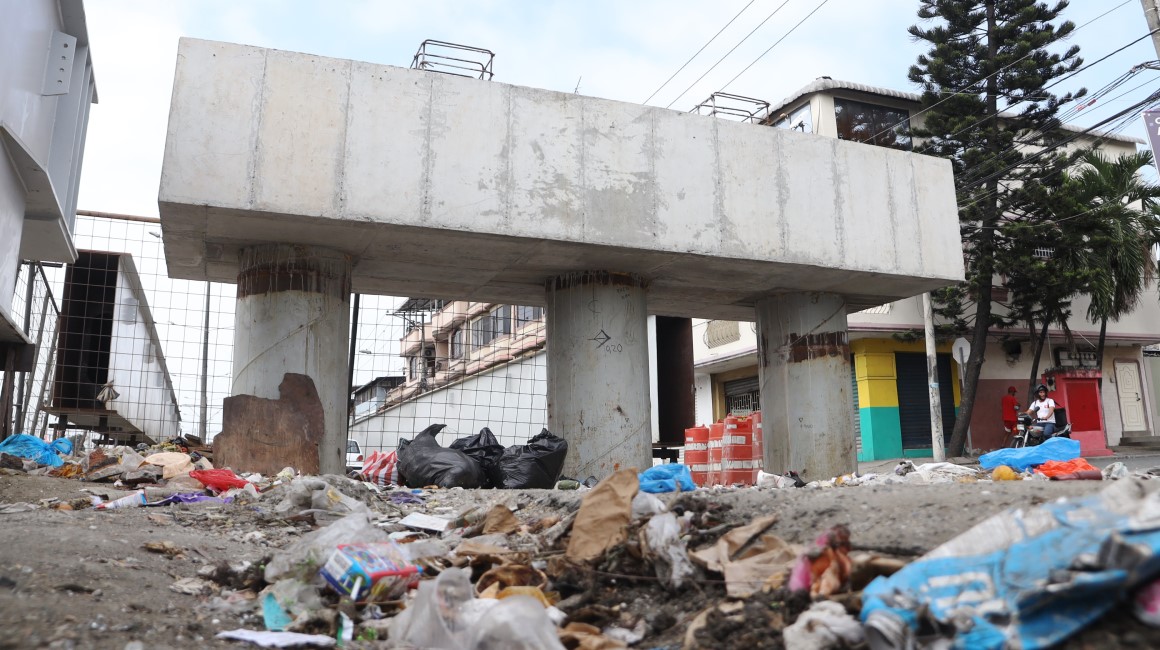 Los pilares de un paso vehicular a desnivel en la avenida 25 de Julio se han convertido en un basurero. El retraso de la obra causa pérdidas y molestias a negocios de la ciudadela Santa Mónica, en el sur de Guayaquil.