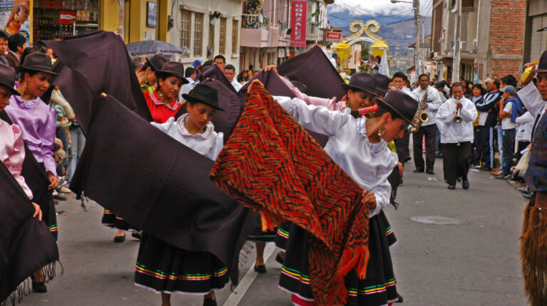 Danzantes durante las fiestas del cantón Guano