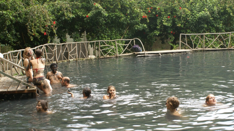 Turistas en una piscina de azufre de Agua Blanca.