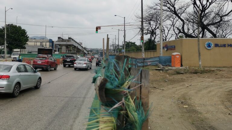 Obras de puente a desnivel paralizado en la avenida Juan Tanca Marengo, al norte de Guayaquil.