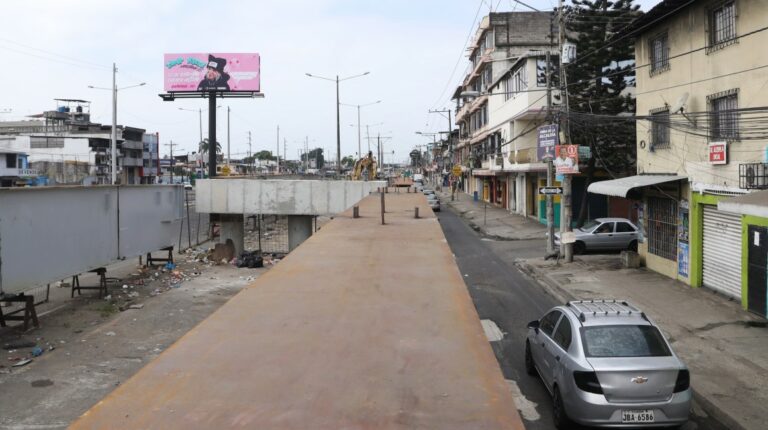 Las estructuras de un puente a desnivel cuyas obras están suspendidas afectan a negocios de la acera oeste de la avenida 25 de Julio, ciudadela Santa Mónica, al sur de Guayaquil.