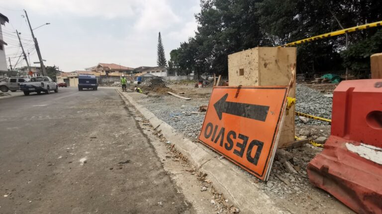 La calle Higueras de Urdesa estuvo un año y seis meses cerrada. El pasado jueves estaba lista para reabrir. Pero obras en la antigua Casa Embrujada continuarán por un mes.