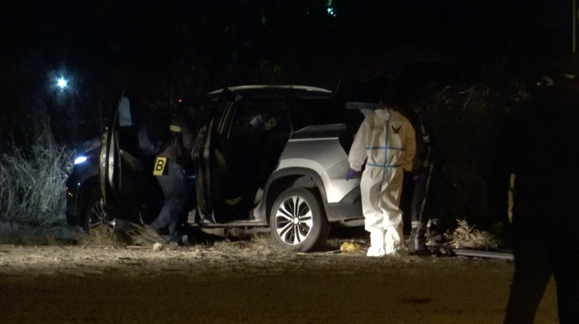 En el sector Las Marías, en Montecristi, Manabí, unidades de la Policía realizan diligencias, ante el hallazgo de dos hombres degollados al interior de un vehículo, el 5 de agosto de 2023.