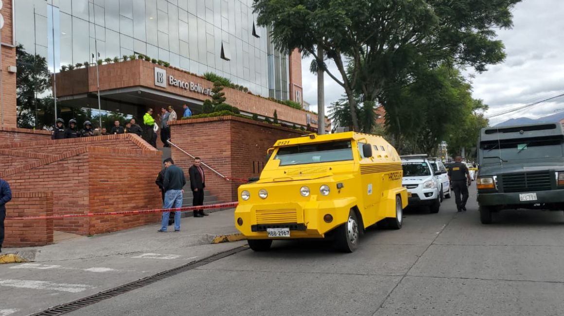 Un vehículo blindado que trasladaba dinero a un banco de Cuenca fue asaltado el lunes 7 de agosto de 2023.