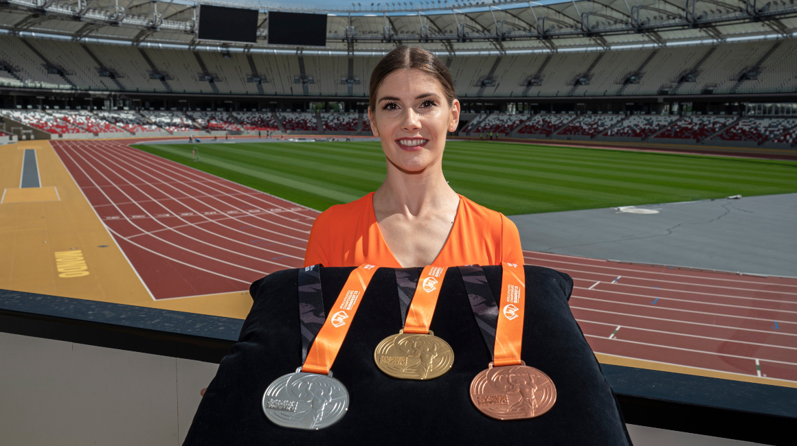 La bailarina Renata Bodor-Joo presenta las medallas del Mundial de Atletismo en el Centro Nacional de Atletismo en Budapest, el 8 de agosto de 2023.
