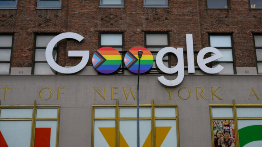 Logo del buscador Google en un edificio de Nueva York, junio de 2022. 