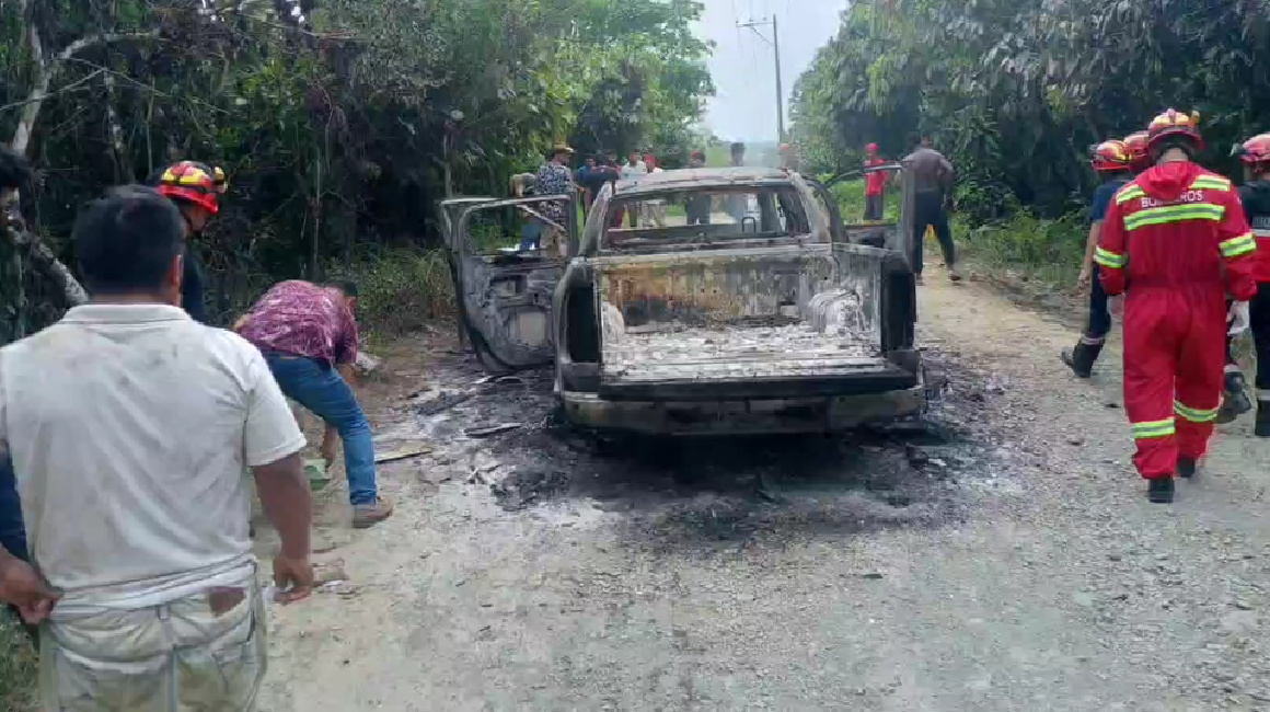 Camioneta incinerada en cantón Ponce Enríquez el 8 de agosto 2023