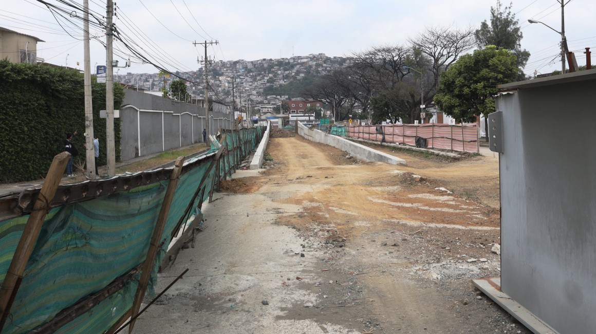 La obra del paso a desnivel de la avenida Juan Tanca Marengo, al norte de Guayaquil, se encuentra paralizada. Se prevé que se concluya en seis u ocho meses. 