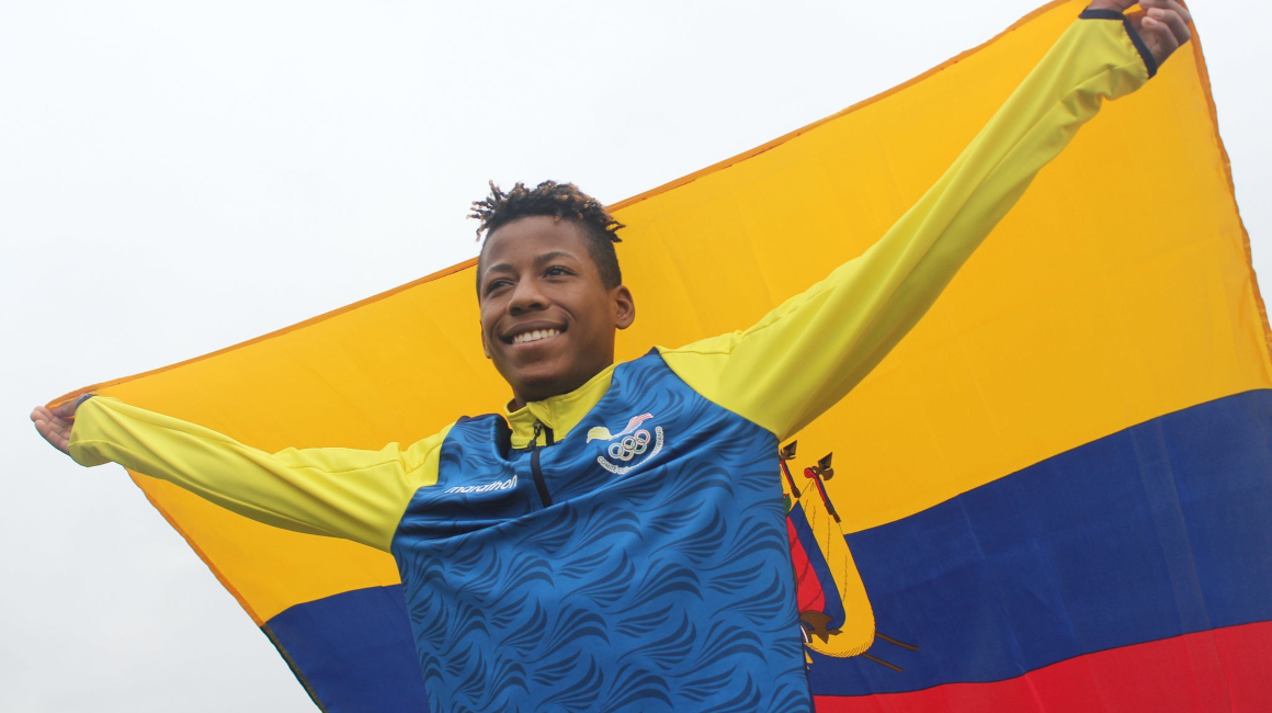 Jeremy Peralta, con la bandera ecuatoriana en los Juegos Olímpicos de la Juventud 2018.