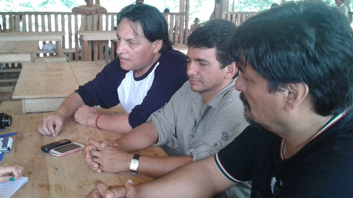 Fernando Villavicencio, Cléver Jiménez y Carlos Figueroa durante su exilio en Sarayaku, en 2014.