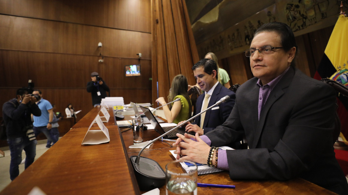 El presidente de la Comisión de Fiscalización, Fernando Villavicencio, en sesión el 6 de mayo de 2023.
