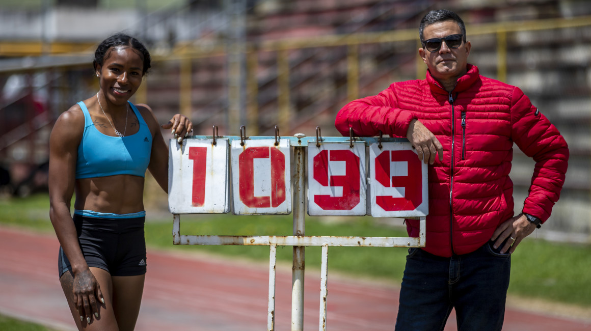 Ángela Tenorio y su entrenador Nelson Gutiérrez, durante un entrenamiento en Quito.