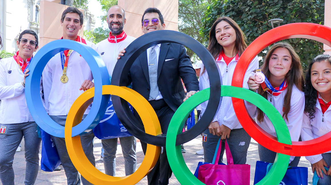 Imagen de una delegación peruana con los anillos olímpicos.