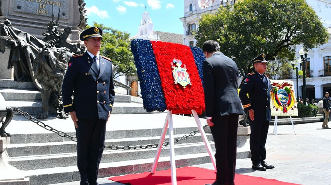 Alcalde de Quito, Pabel Muñoz, colocó una ofrenda a los héroes de la Independencia este 10 de agosto 2023