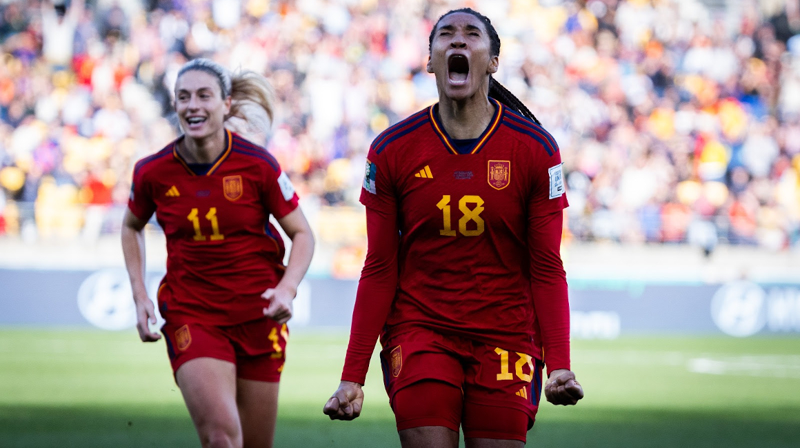 La delantera de la selección española Salma Paralluelo, junto a su compañera Alexia Putellas, celebran tras marcar gol ante Países Bajos en los cuartos de final del Mundial femenino 2023.