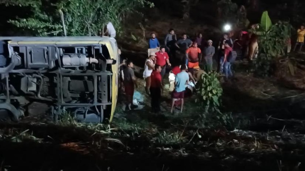 Un bus inteprovincial sufrió un accidente en San Andrés, cantón Chone.