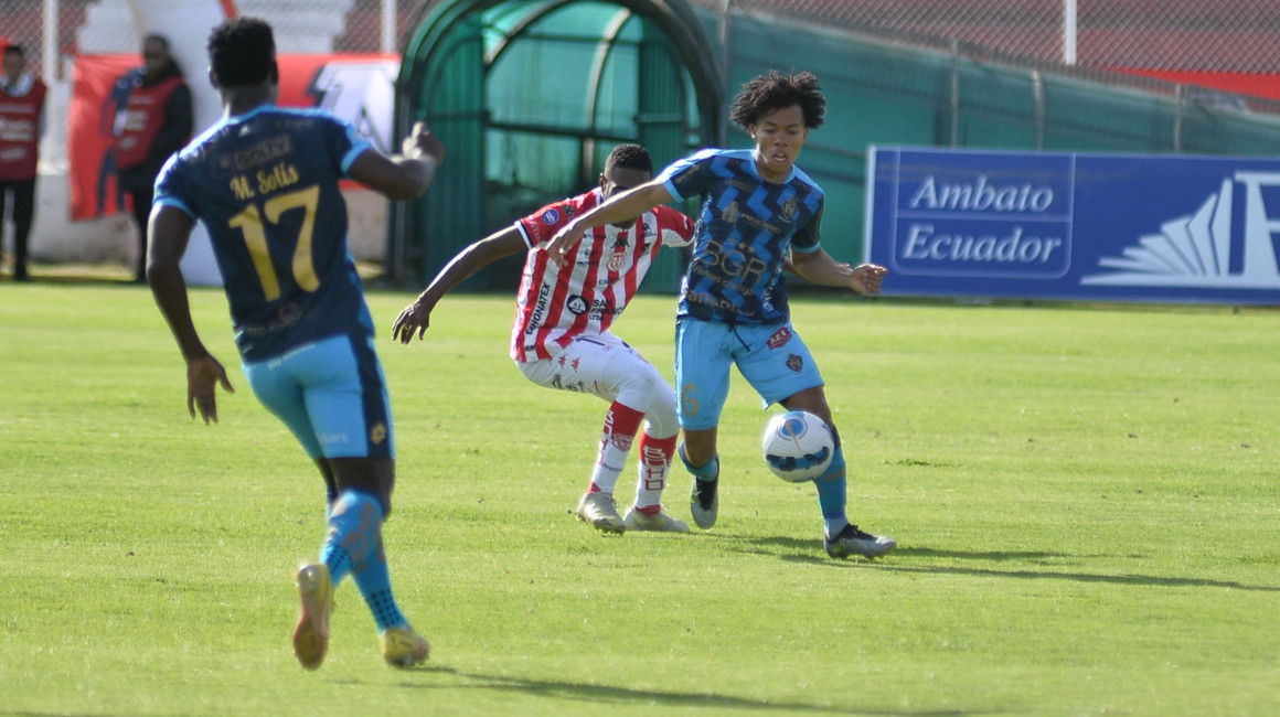 Los jugadores de Técnico Universitario y El Nacional disputan un balón, el 12 de agosto de 2023.