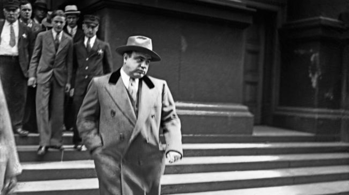 Al Capone, saliendo de la cárcel de Chicago en 1939.