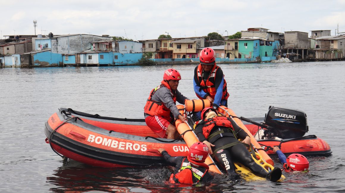 Bomberos Guayaquil rescatando a un afectado por desastres naturales