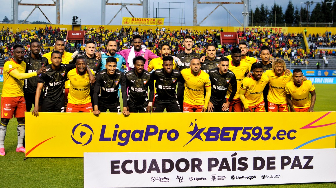 Jugadores de los equipos de fútbol de Liga y Aucas, en un gesto por la paz del país.