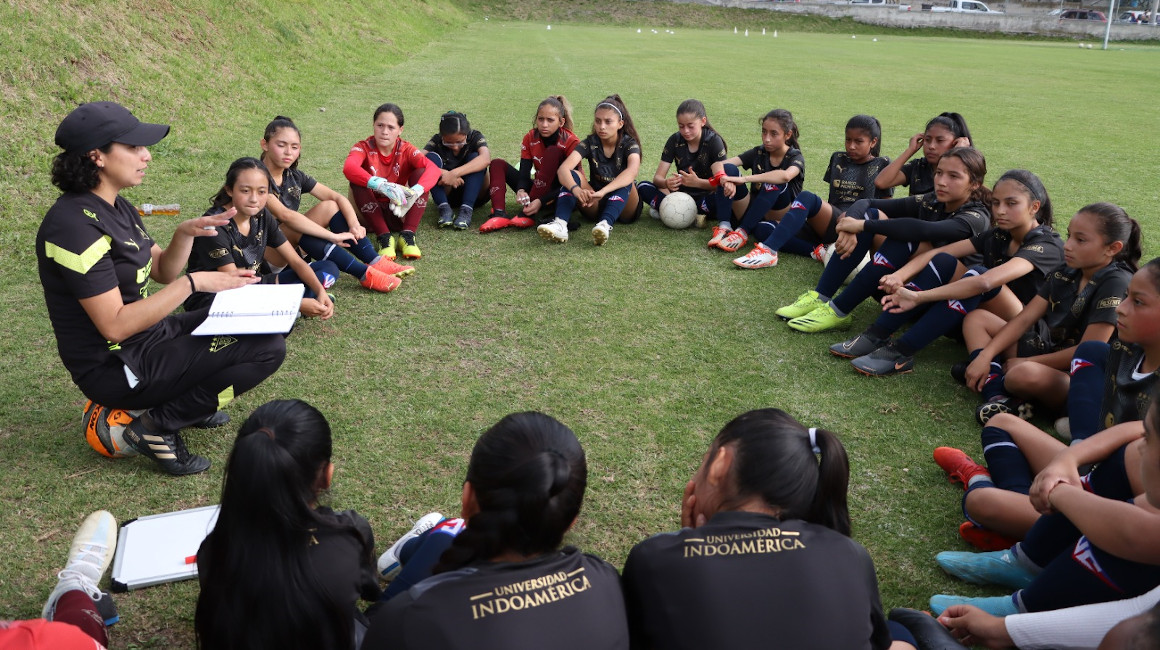 Jugadoras de las divisiones inferiores de Liga de Quito femenino reciben una charla. 