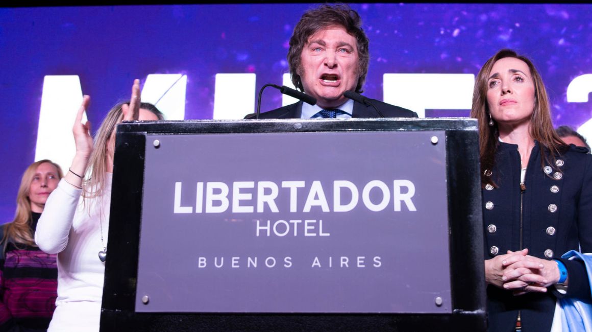 El economista ultraliberal Javier Milei habla durante un mitin tras conocer los resultados de las primarias, en Buenos Aires, el 13 de agosto de 2023.