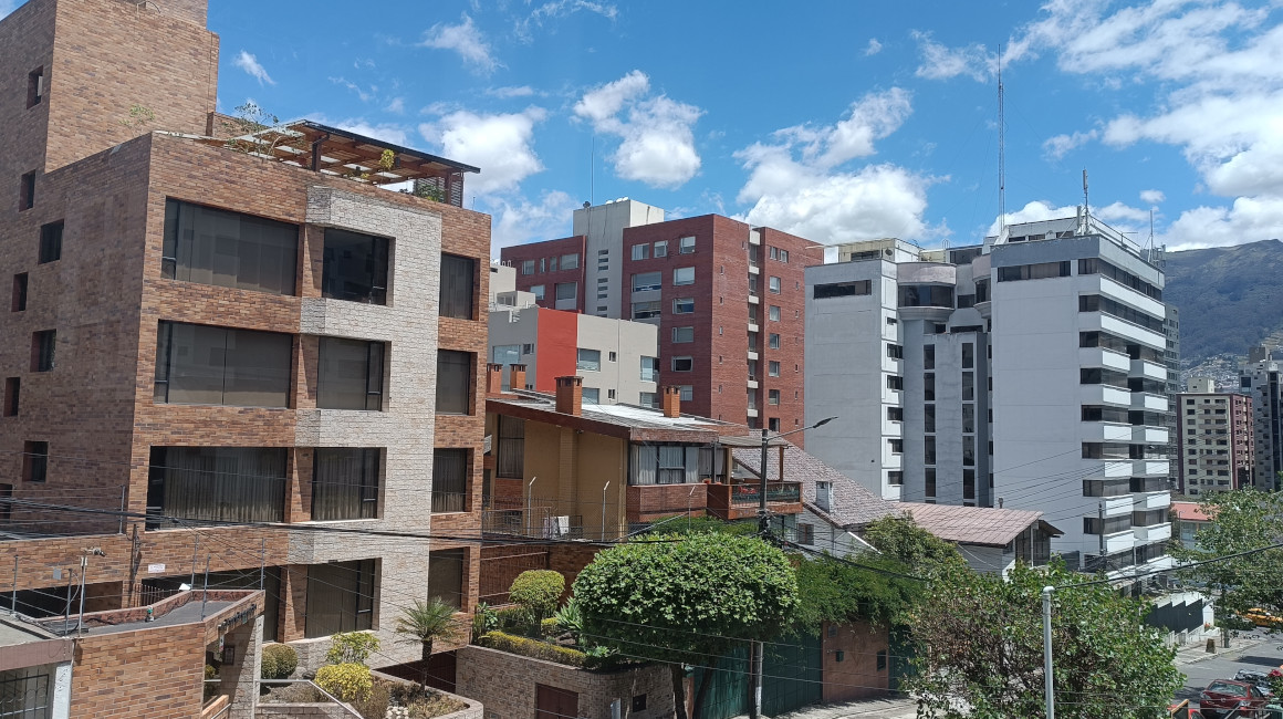 Edificios en una calle del norte de Quito. Foto del 14 de agosto de 2023.