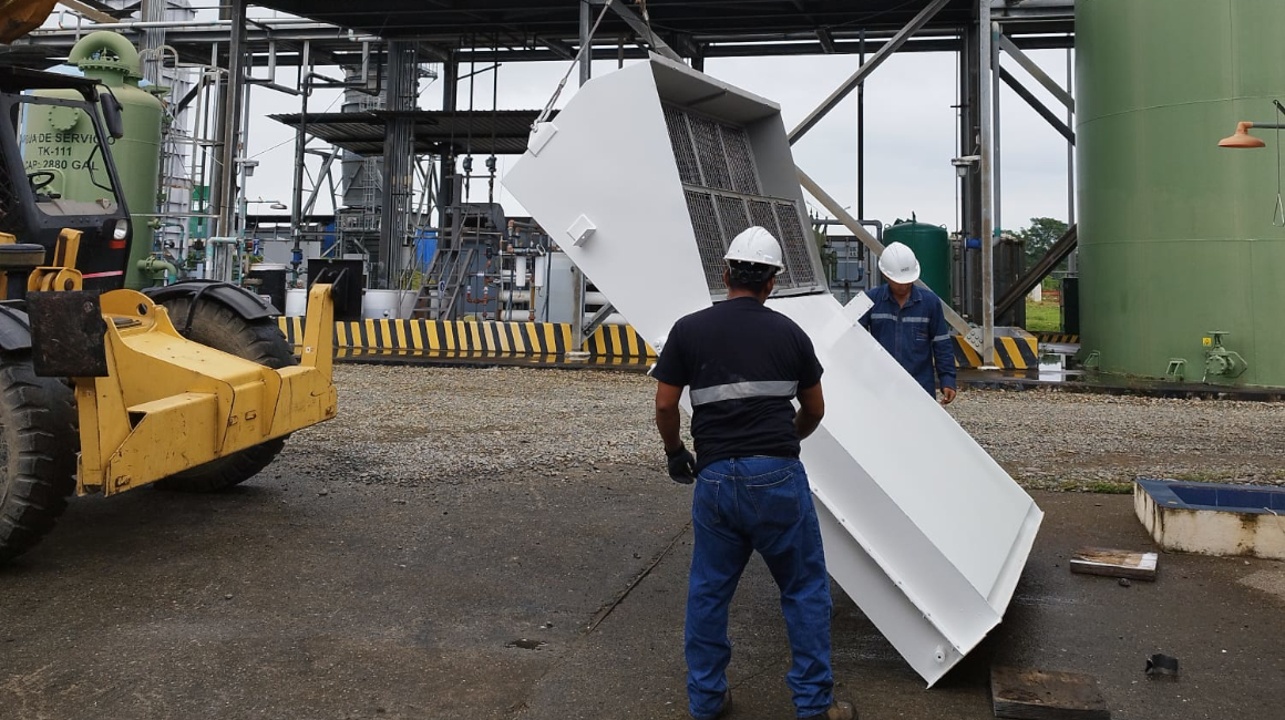 Técnicos de Termogas Machala realizan actividades de mantenimiento, el 5 de julio de 2023.
