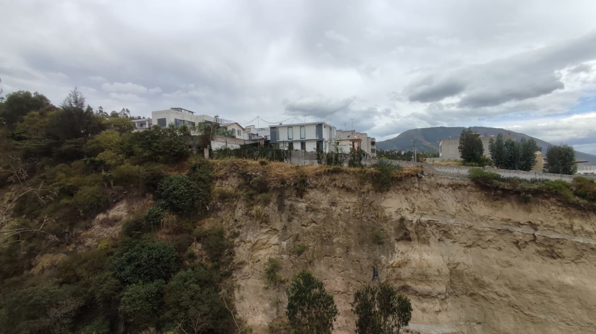 Casas en el borde de la quebrada Carretas, en el norte de Quito, el 9 de agosto de 2023.