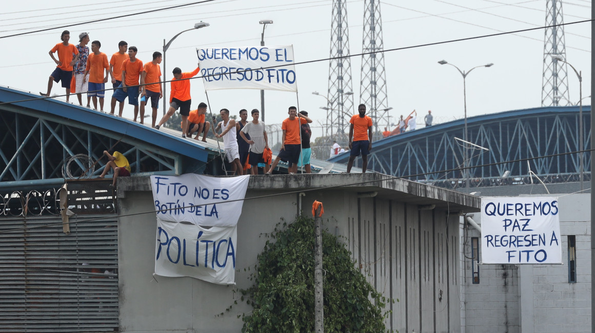 Cientos de detenidos subieron hasta los techos del Centro de Privación de Libertad Zonal 8 con carteles para pedir el retorno de Adolfo Macias, alias 'Fito', el 14 de agosto de 2023.