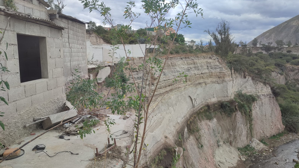 Un inmueble destruido por la erosión de la quebrada Señor del Árbol, de Quito, el 9 de agosto de 2023.