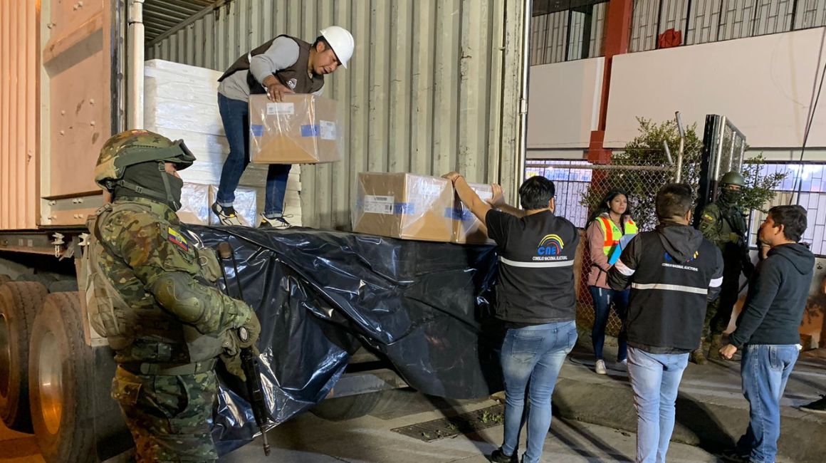Militares custodian los kits electorales que llegan a las bodegas del CNE en Cuenca, el 15 de agosto de 2023.
