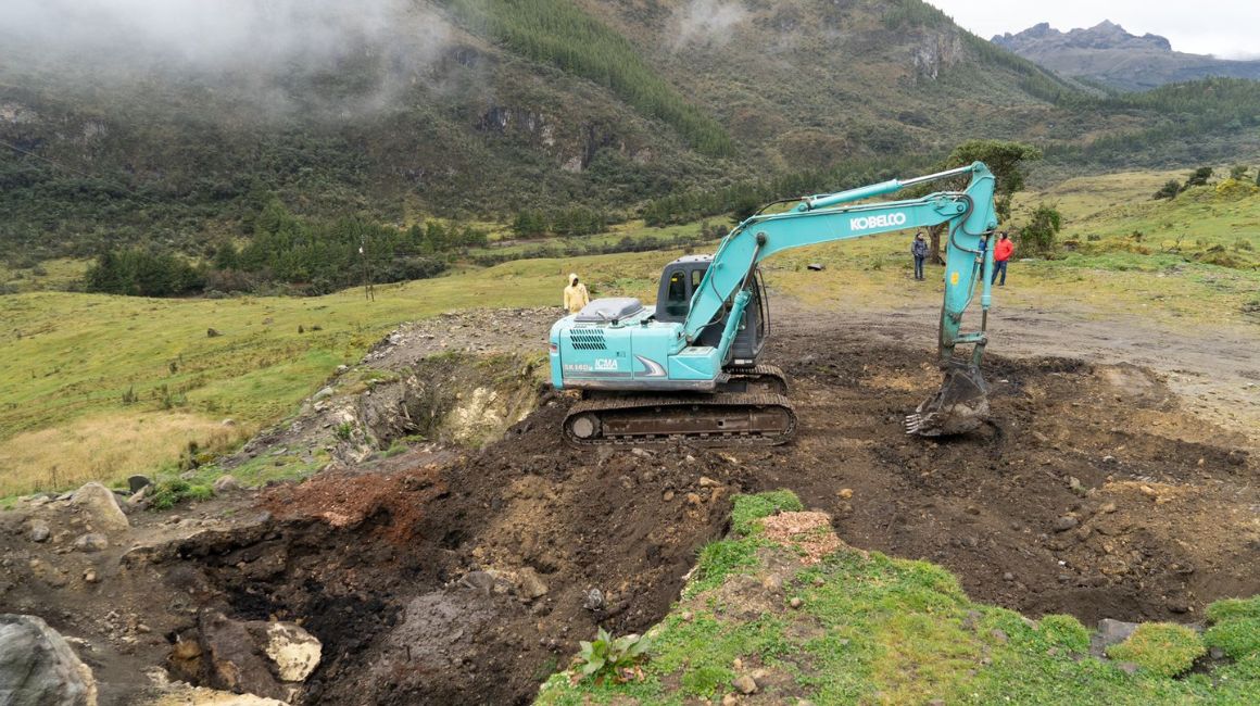 Maquinaria retira el material contaminante de una zona del Parque Nacional Cajas, en Cuenca, el 14 de agosto de 2023.