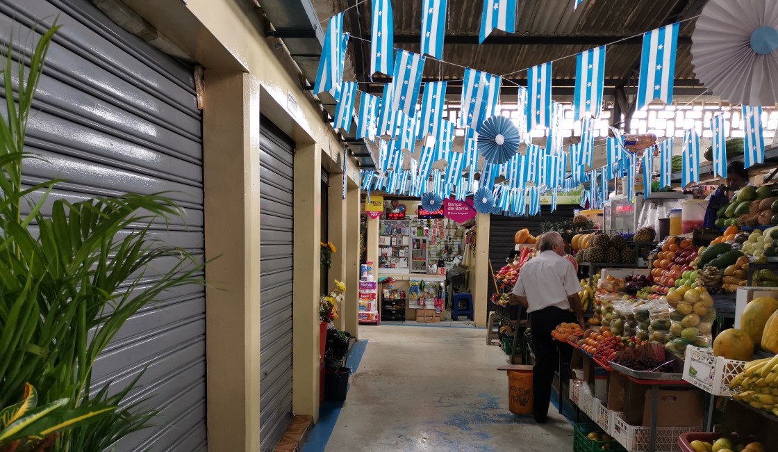 El mercado municipal de Sauces IV, al norte de Guayaquil, registra locales cerrados. 