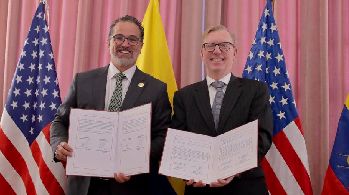 Gustavo Manrique, Ministro de Relaciones Exteriores y Michael J. Fitzpatrick, Embajador de los Estados Unidos en el Ecuador, en la ceremonia de firma.
