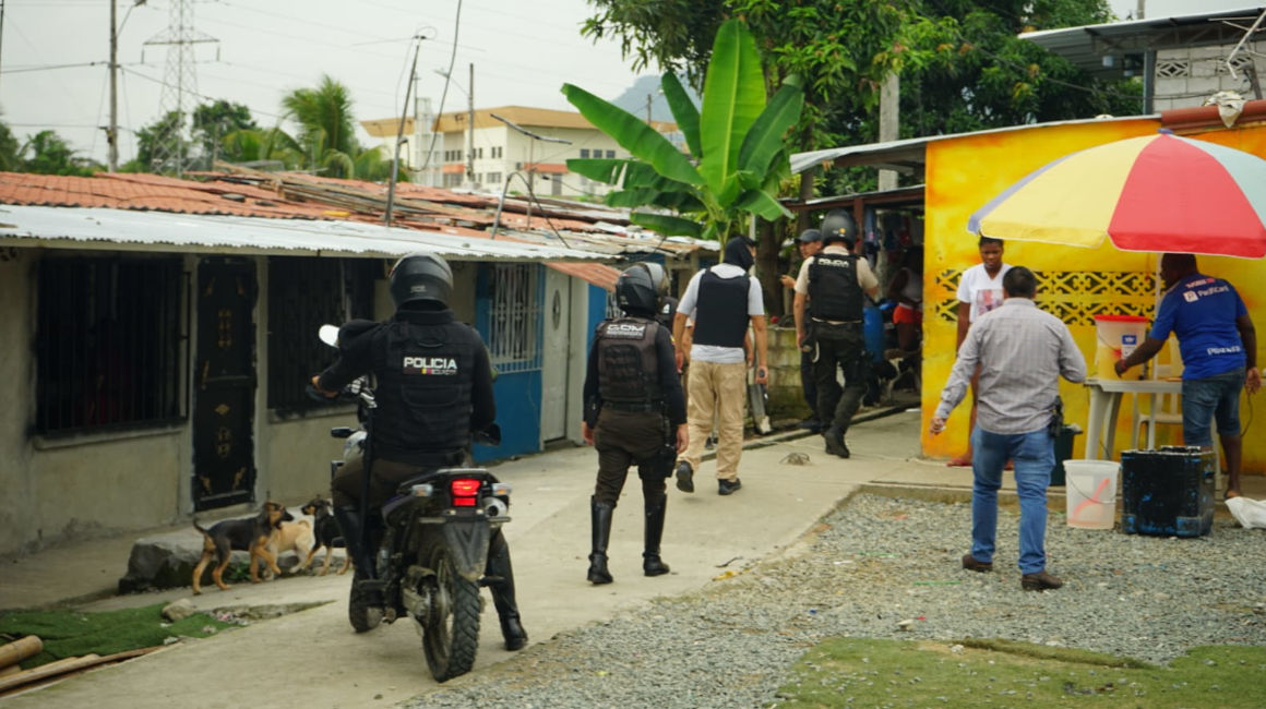 Miembros de la Policía en el distrito Nueva Prosperina, en Guayaquil, en mayo de 2023.