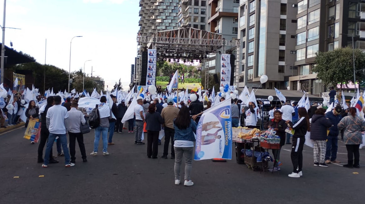 Vestidos de blanco, los simpatizantes de Fernando Villavicencio le rinden un homenaje, el 17 de agosto de 2023, en Quito.