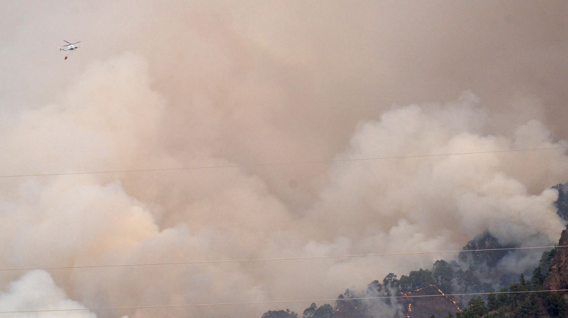 Brigadas forestales atienden un incendio en las Islas Canarias, en España, el 16 de agosto de 2023.